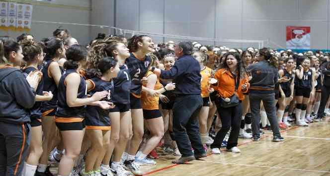 Faruk Eczacıbaşı, Geleceğe Smaç Turnuvası’nda genç voleybolcularla bir araya geldi