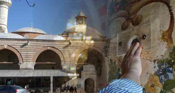 Rükn-ü Yemani taşını görmek isteyenler soluğu Eski Cami’de alıyor