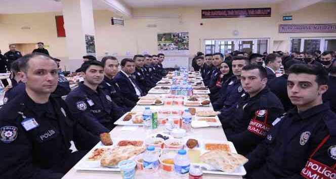 Vali Çağatay, polis adaylarıyla iftar yaptı
