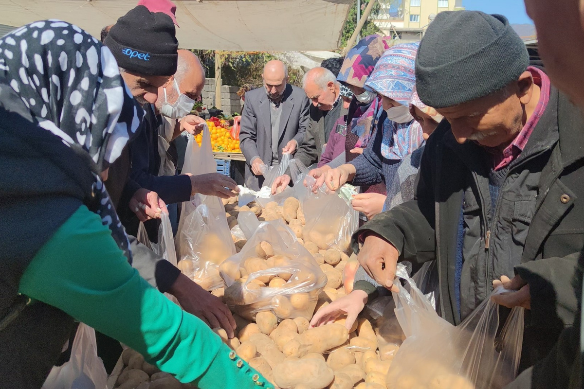 İslahiye&#039;de belediye pazara tezgah açtı! Soğanın kilosu 3, patatesin kilosu 5 TL&#039;den satıldı