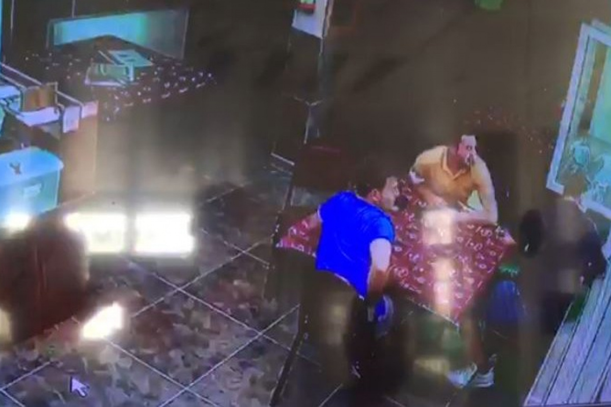 Havai fişekler kahvehaneye düştü, korku dolu anlar kameraya yansıdı