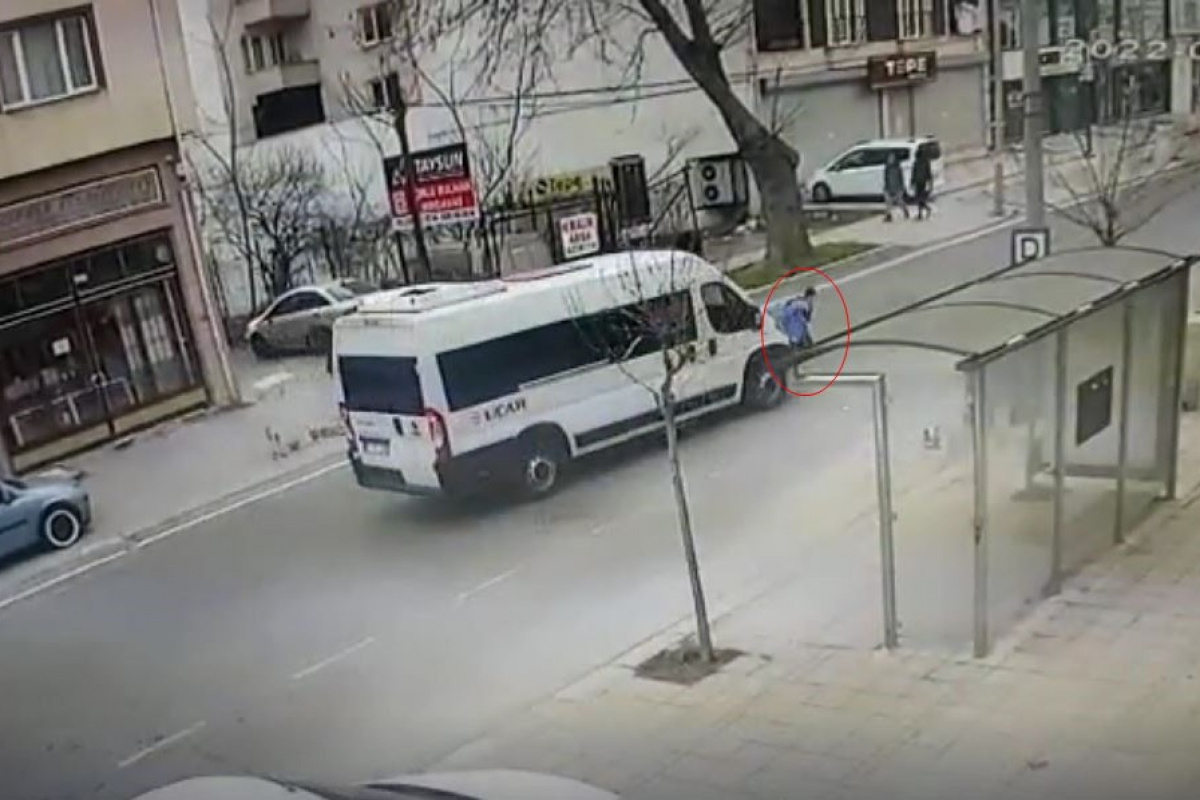 Köpeklerden kaçan çocuğa minibüsün çarptığı an kamerada