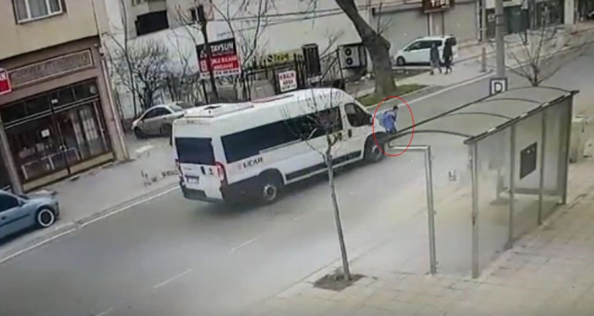 Köpeklerden kaçan çocuğa minibüsün çarptığı an kamerada