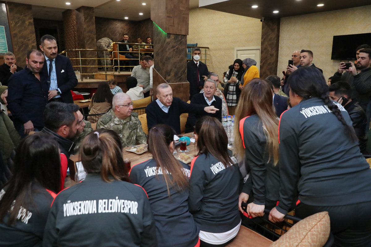 Cumhurbaşkanı Erdoğan, Yüksekova’da vatandaşlarla sohbet etti