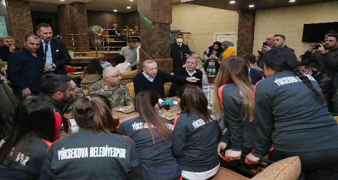 Cumhurbaşkanı Erdoğan, Yüksekova’da vatandaşlarla sohbet etti