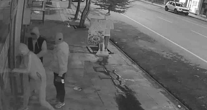 Eczane soygunu güvenlik kamerasına yansıdı