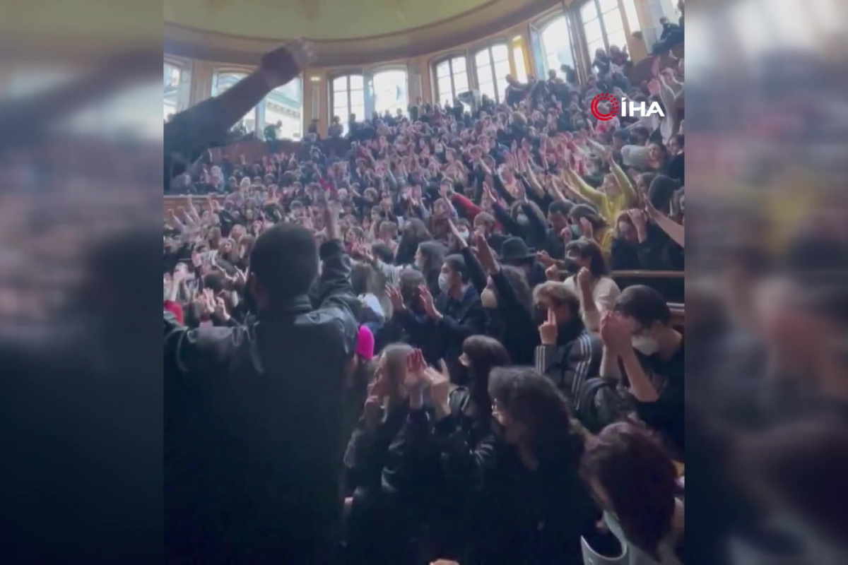 Paris&#039;teki Sorbonne Üniversitesi&#039;nde &#039;Macron-Le Pen&#039; protestosu