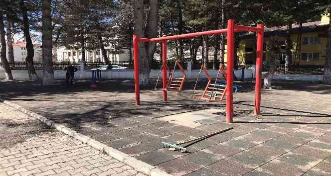 Tatvan’daki park ve bahçelerde bakım çalışması