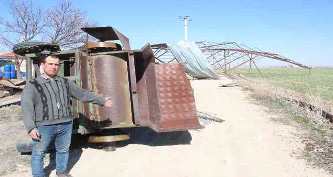 Karaman’da çıkan hortum tonlarca ağırlığındaki çatıyı uçurdu, patoz makinesini devirdi