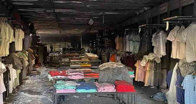 Giyim mağazasında çıkan yangında tekstil ürünleri zarar gördü
