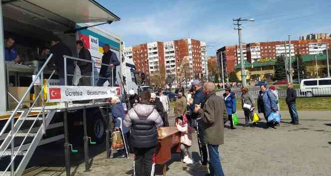 Kocaeli’nin yardım tırı Ukrayna’da yemek dağıtımına devam ediyor