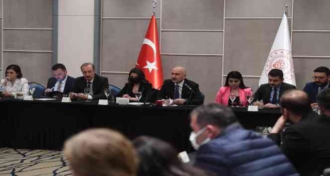 Karaismailoğlu, yapacakları 198 milyar dolarlık yatırımın 2053’te gelire 5 kat üretime ise 10 kat olarak dönüş yapacağını söyledi