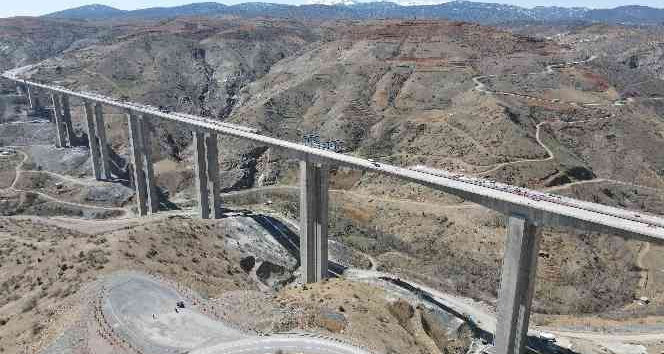 Bakan Karaismailoğlu: “Eğiste Viyadüğü, ülkemizin tarihine geçecek ve simge yapılarımızdan biri olacak”