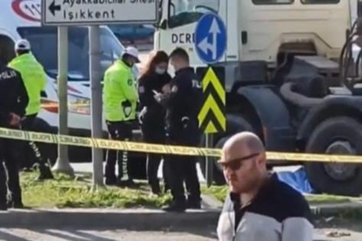 Yolun karşısına geçmek isterken beton mikserinin altında kaldı