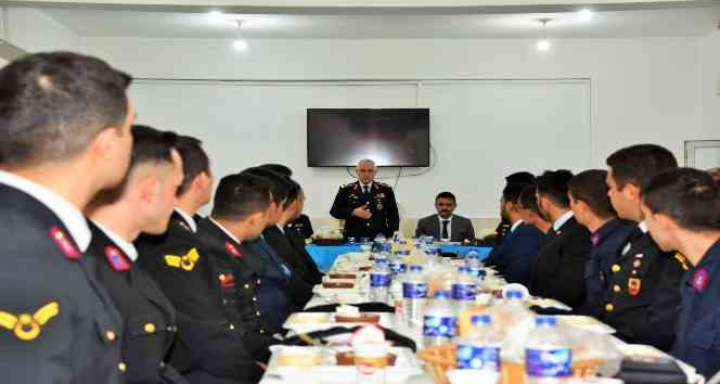 Jandarma Genel Komutanı Orgeneral Çetin, jandarma personeliyle iftar yaptı