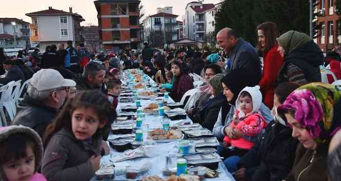 “Toplu iftarlar, çocuklarımızı eğitiyor”