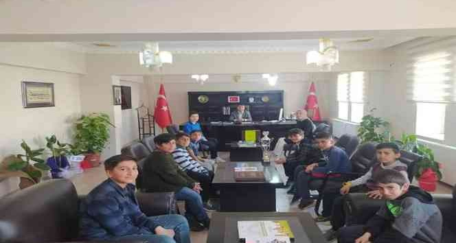 6 kupa alan öğrencilerden Kaymakam Cankaloğlu’na ziyaret