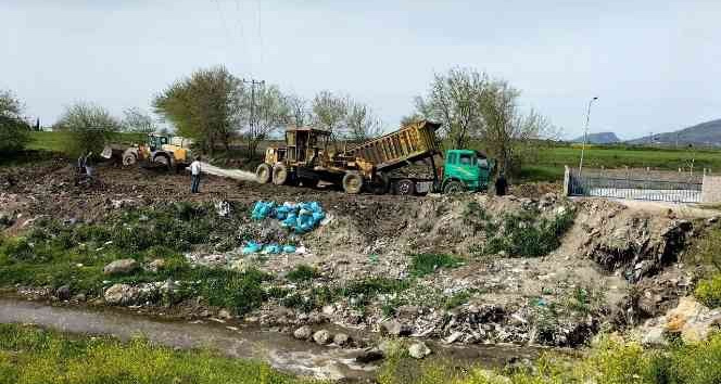 Çöplüğe dönen Deliçay Deresi temizleniyor