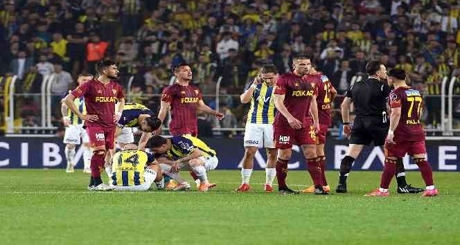 Pelkas sakatlandı, oyundan çıktı