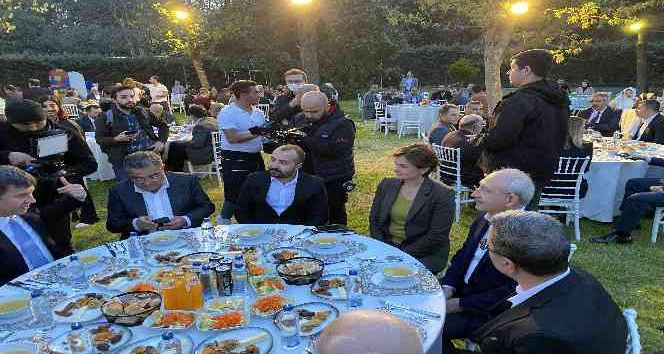 CHP Genel Başkanı Kılıçdaroğlu Kadıköy’de dernek üyeleri ile iftar yaptı