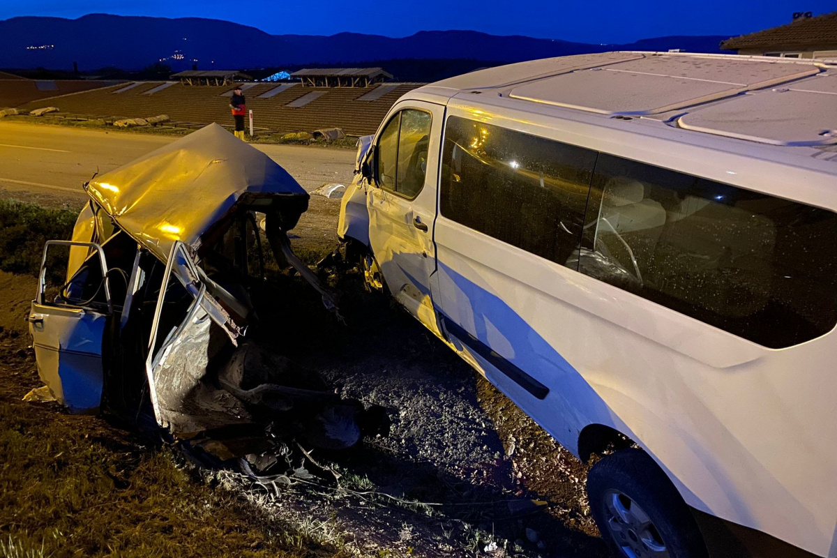 Sinop'ta trafik kazasında otomobil ikiye ayrıldı: 2 ölü, 2 yaralı