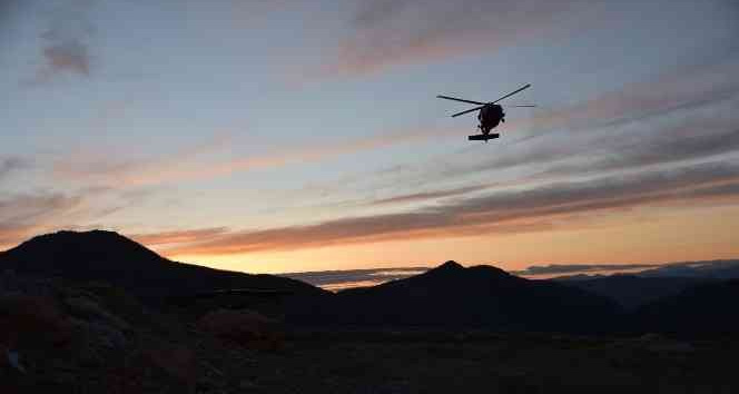 Vali Şahin, Eren Kış-34 operasyon bölgesinde helikopterden incelemelerde bulundu
