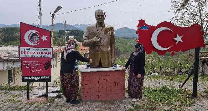 Kadınlar Atatürk büstünü altın rengine boyadı