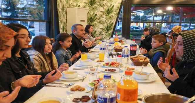 Yetim ve öksüz çocuklar ile iftar sofrasında buluştu