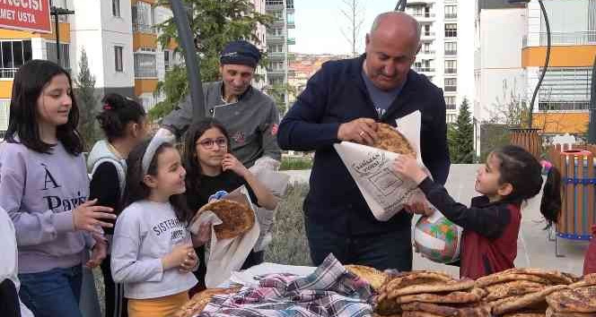 Osmanlı’dan günümüze kadar gelen lezzet Ramazan pidesi ücretsiz dağıtıldı