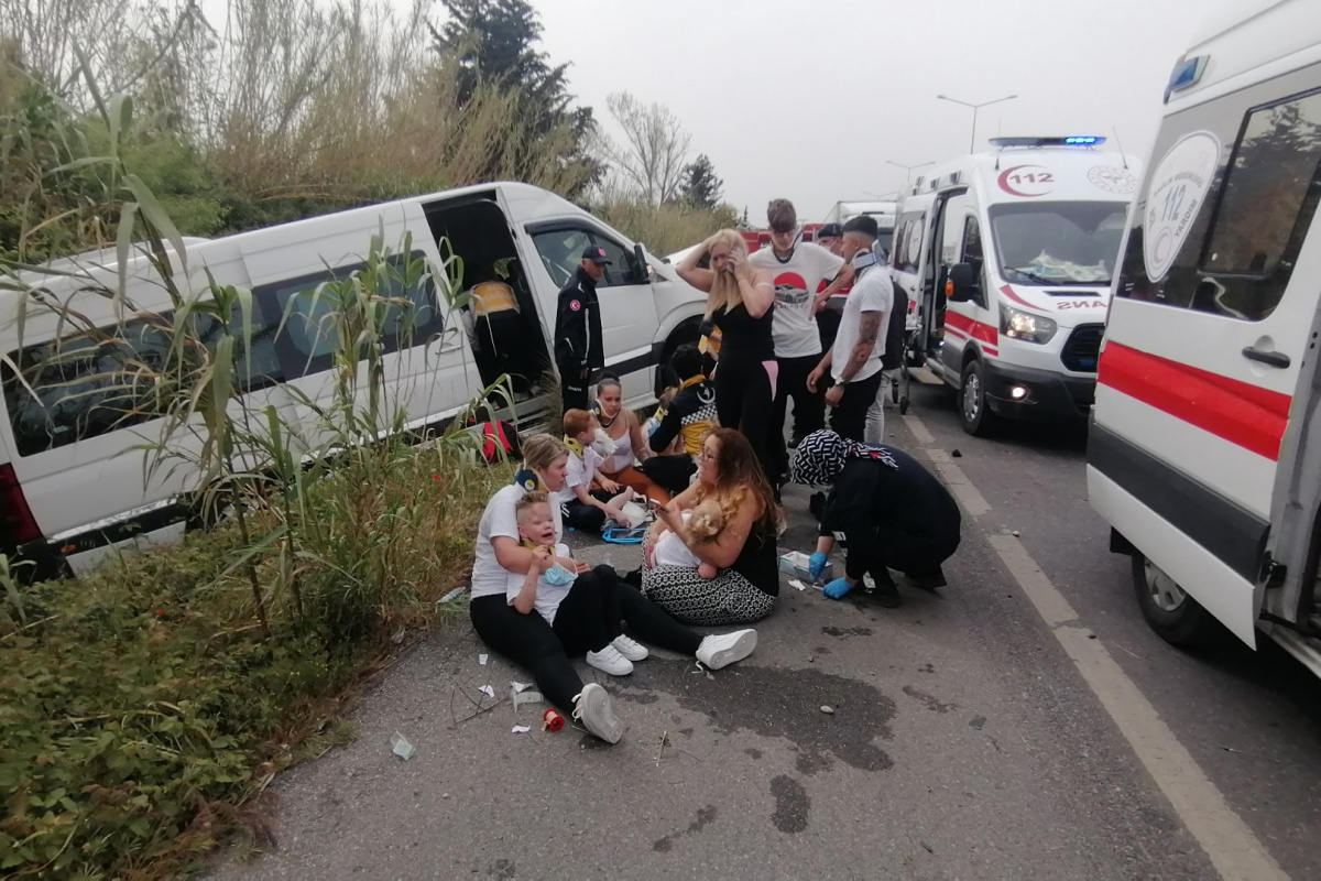 Turistleri taşıyan tur minibüsü şarampole yuvarlandı: 13 yaralı