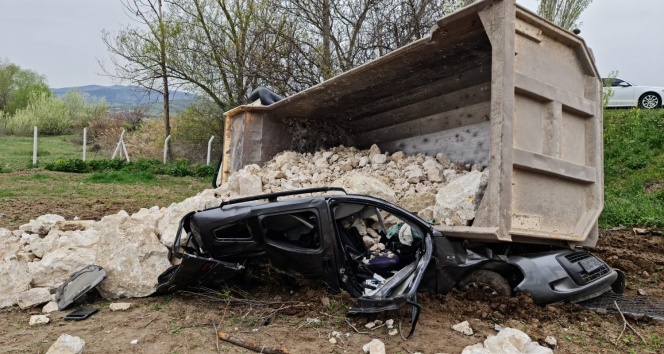 Taş yüklü kamyon çarpıştığı aracın üzerine devrildi: 1 ölü, 2 yaralı