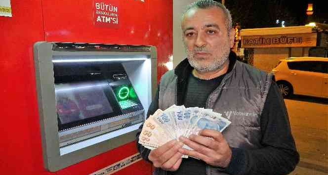 ATM’nin haznesinde para buldu, &quot;İnsanlık ölmemiş&quot; dedirtti