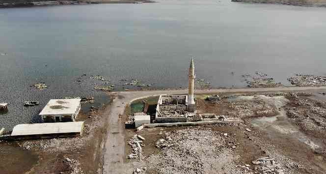 Kars’ta sel suları Boğazköy camisinin minaresi yıktı
