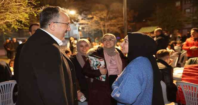 Başkan Savran gençlerle sahurda  buluştu