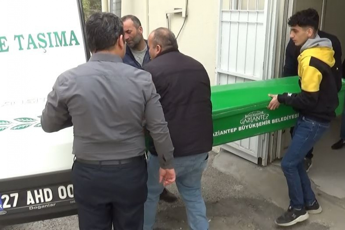 Evinin önünde çay içerken vurularak öldü! Eşi gözyaşları içinde feryat etti!