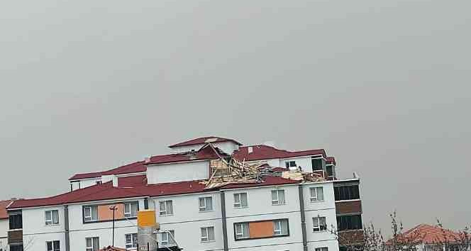Yozgat’ta şiddetli fırtına etkili oldu, çok sayıda binanın çatısı uçtu