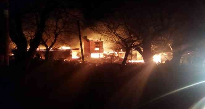 Artvin’de köy evinde çıkan yangında 1 kişi hayatını kaybetti