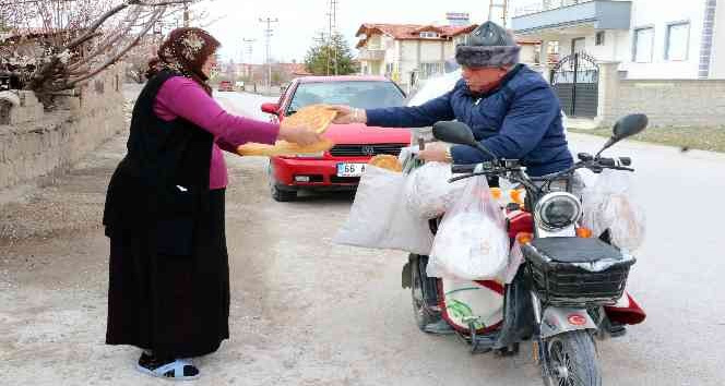 Engelli aracı ile her gün 800 ekmeği 300 aileye ulaştırıyor
