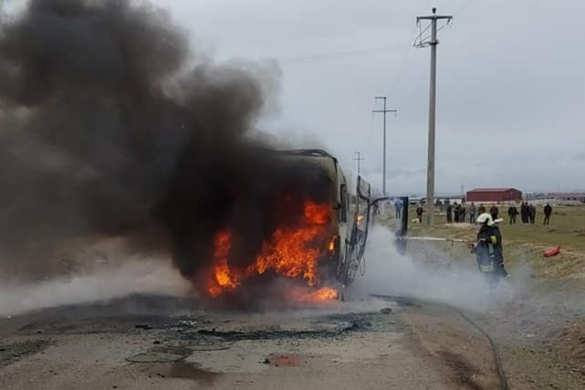 Seyir halindeki minibüs alev alev yandı !
