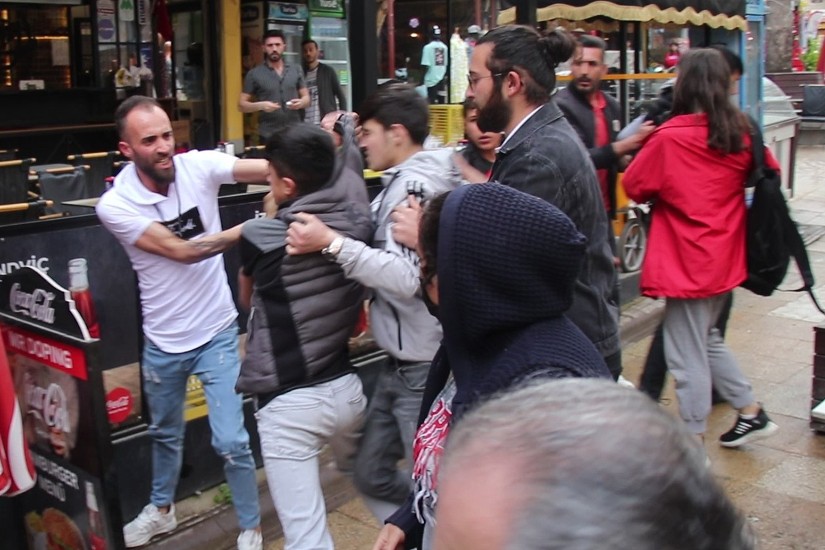 Şehir eşkıyaları önce çocuğu ardından araya giren esnafı tekme tokat dövdü