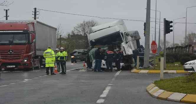 Su yüklü tır ışıklarda duramayarak önündeki tıra çarptı: 1 yaralı