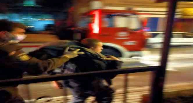 Yangında dumandan etkilenen şahsı itfaiye ekipleri kurtardı