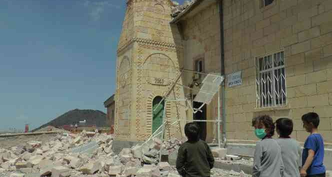 Fırtına cami minaresini yıktı