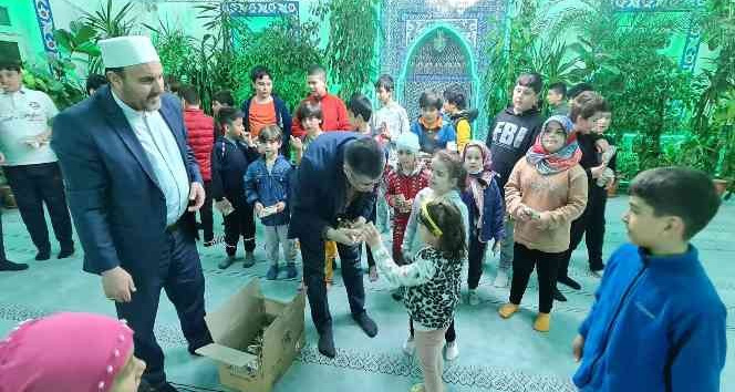 Rektör Aktekin, teravih namazına gelen  çocukları hediyelerle sevindirdi