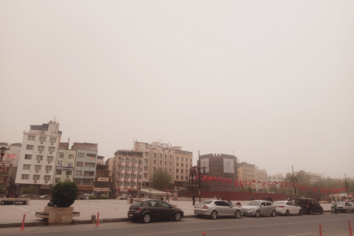 Diyarbakır’da toz bulutu nedeniyle gökyüzü kızıla büründü