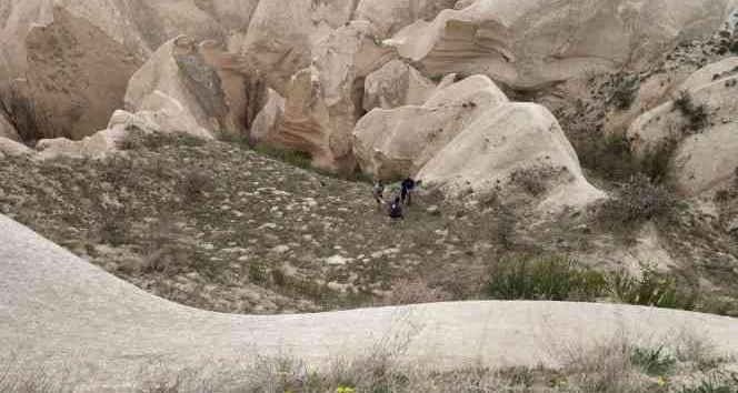 Çukura düşen köpeği kurtarmak isterken mahsur kaldılar