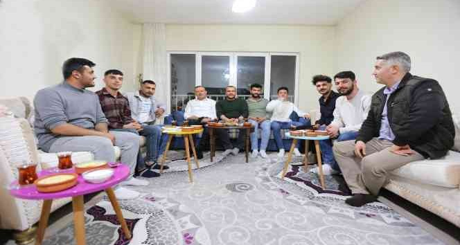 Rektör Elmastaş ve eşinden öğrencilere ev yemeği sürprizi