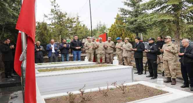 Ahlatlı şehitler kabirleri başında anıldı