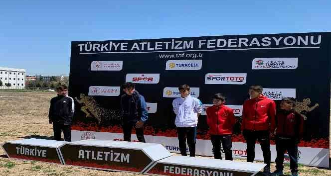 Genç atletler 2 madalya ile dönüyor