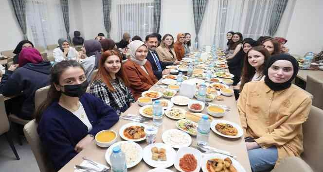 Vali Masatlı ve eşi, KYK yurdunda kız öğrencilerle iftar yaptı